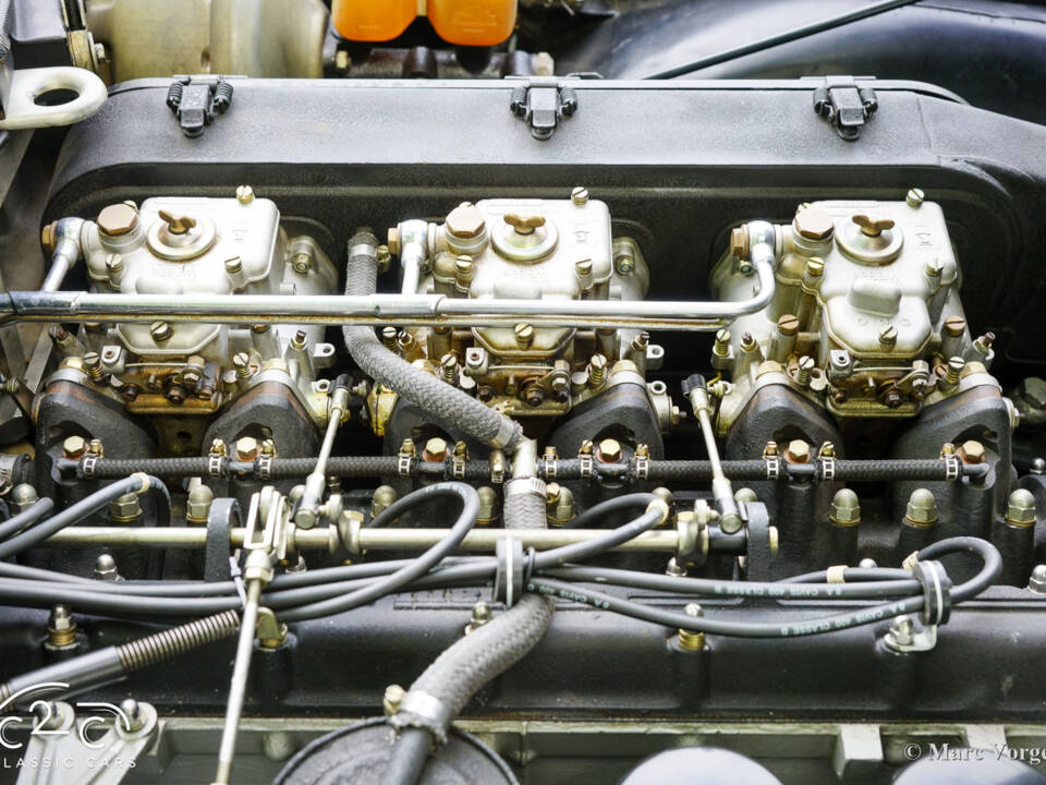 Image 32/80 of Ferrari 365 GTC&#x2F;4 (1972)
