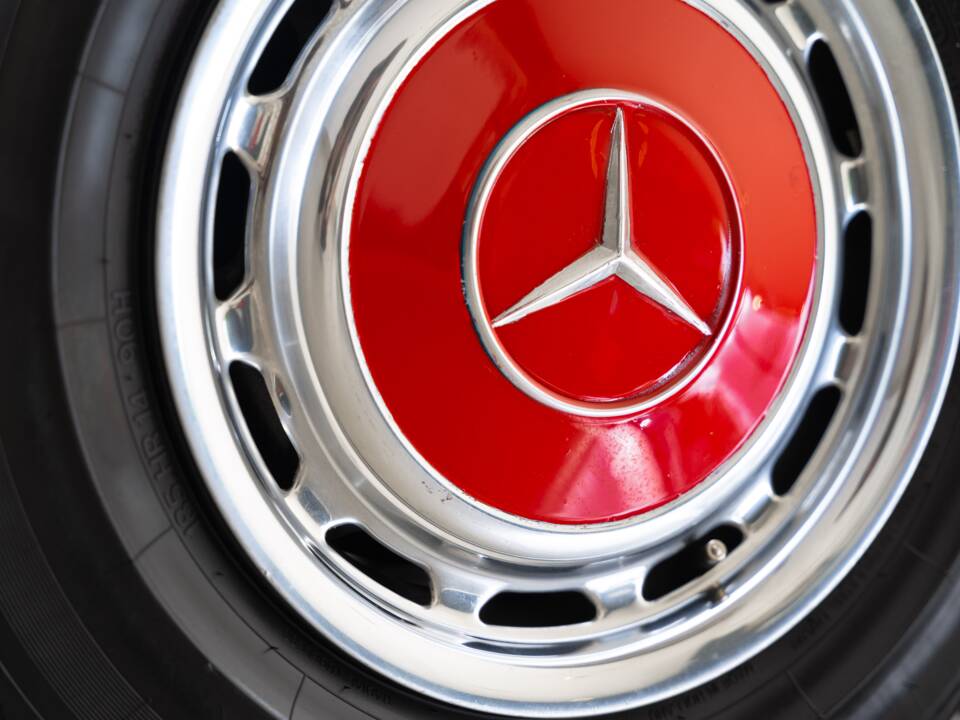 Image 28/35 of Mercedes-Benz 280 SL (1970)