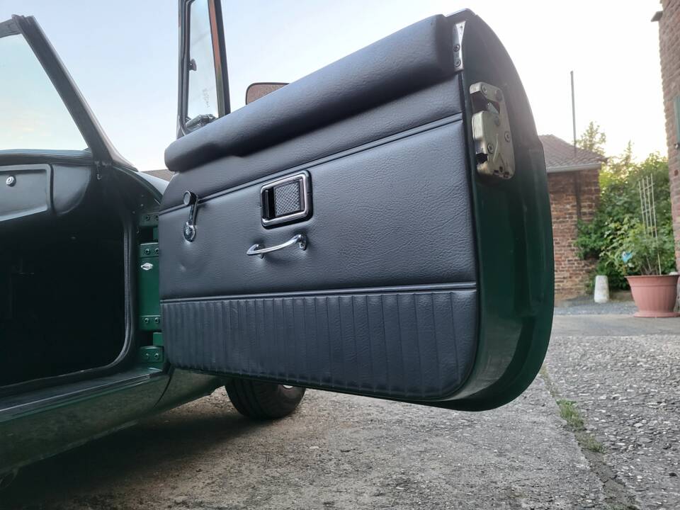Image 22/58 of MG MGB (1971)