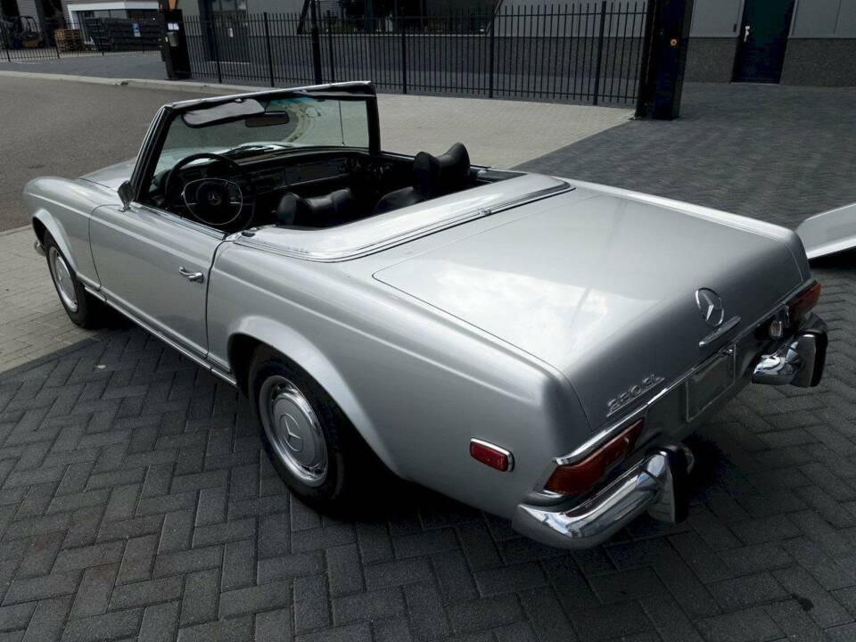 Image 9/36 of Mercedes-Benz 280 SL (1970)