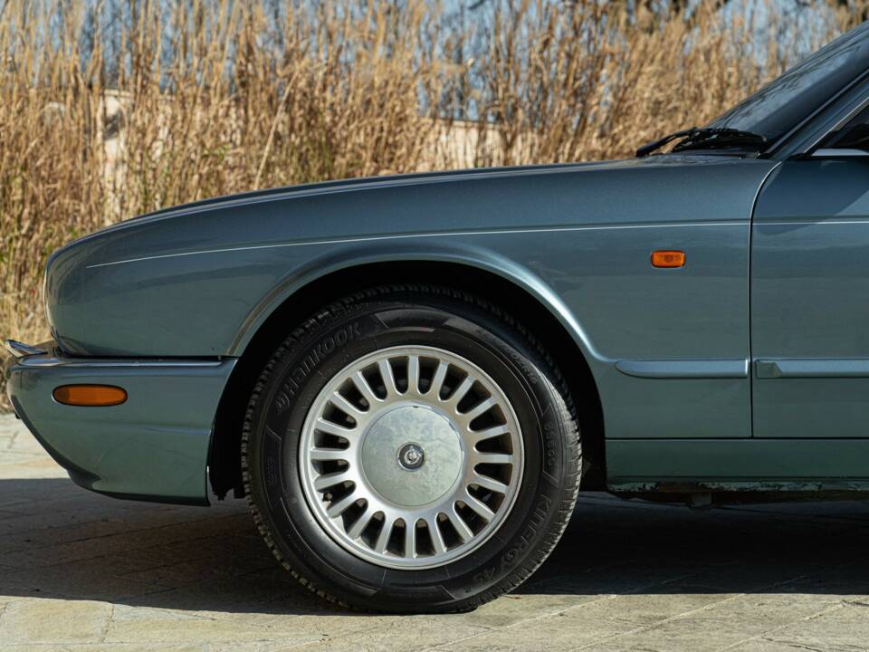 Bild 20/50 von Jaguar XJ 8 Executive (1997)