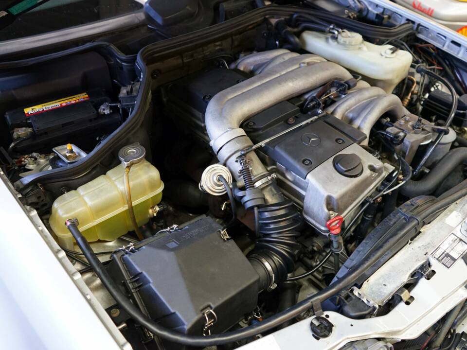 Image 24/33 of Mercedes-Benz E 300 Diesel (1994)