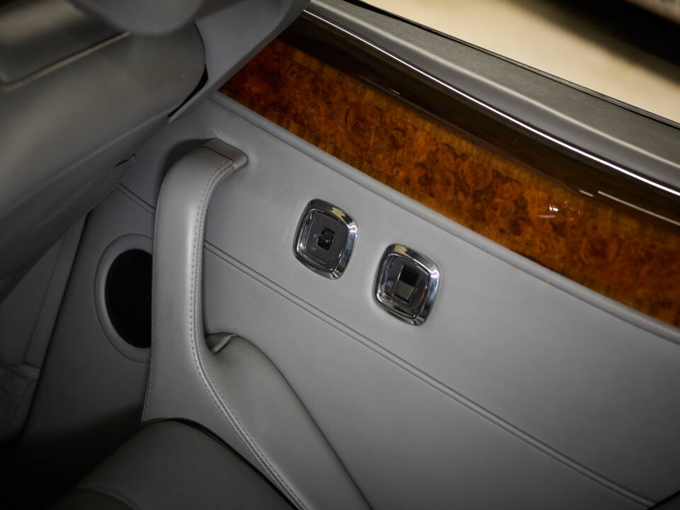 Image 52/77 of Bentley Azure (2001)