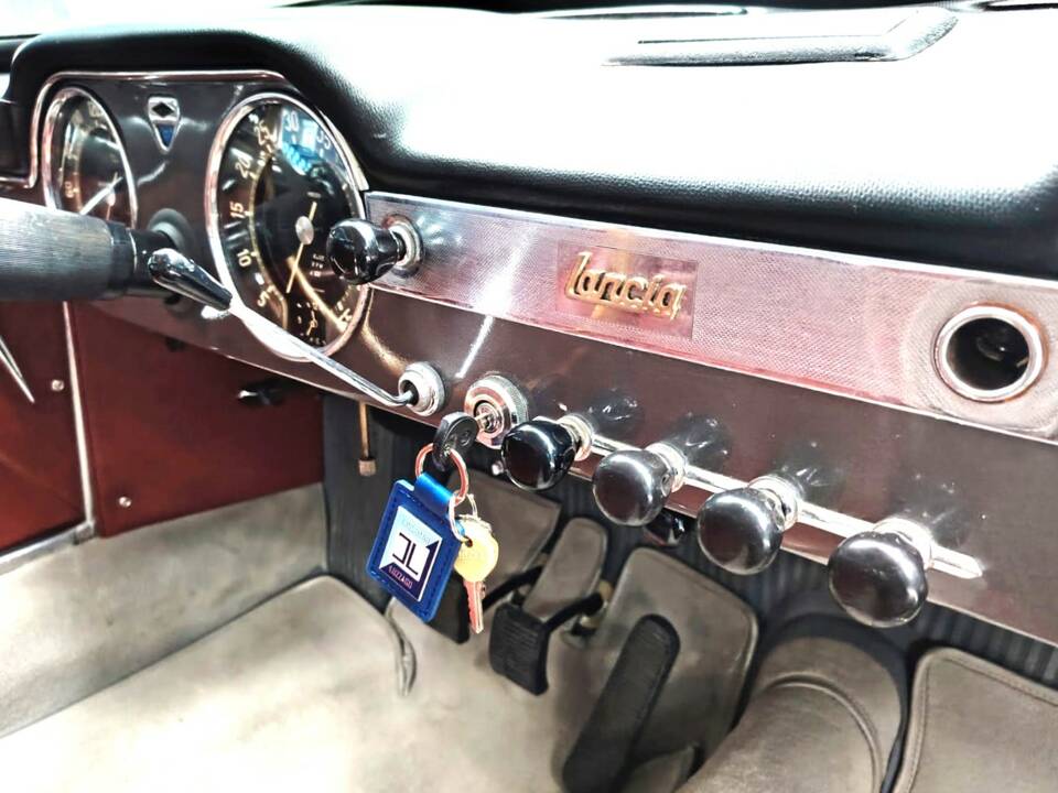 Afbeelding 38/55 van Lancia Flaminia GT 2.5 3C Touring (1963)