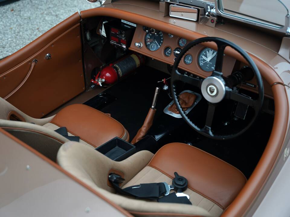 Image 22/50 of Jaguar XK 120 OTS (1950)