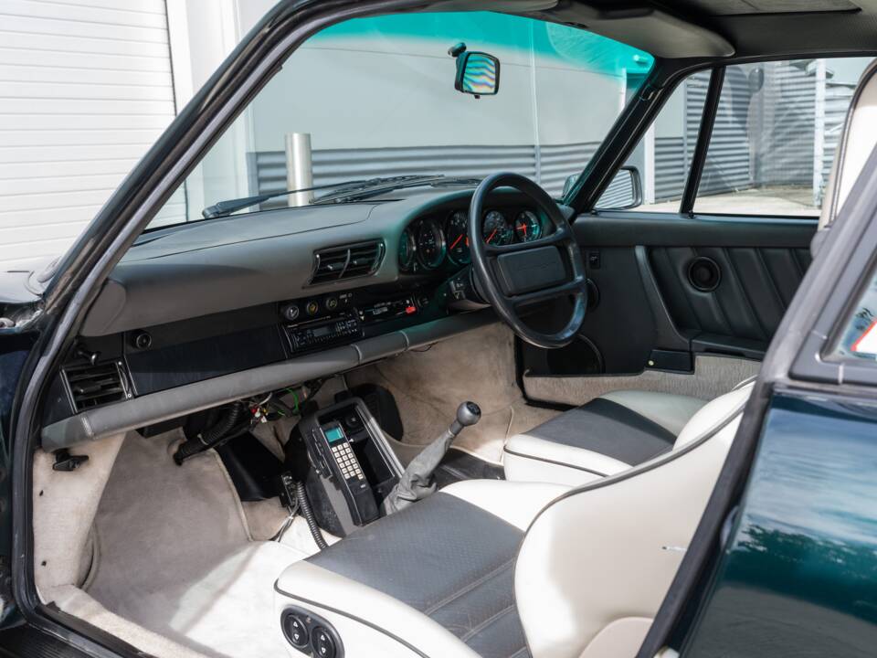 Image 26/52 of Porsche 911 Carrera 3.2 (1989)