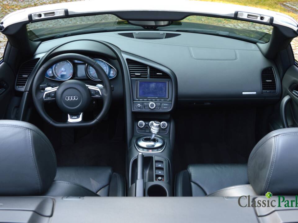 Image 34/50 of Audi R8 Spyder 4.2 FSI Quattro (2011)