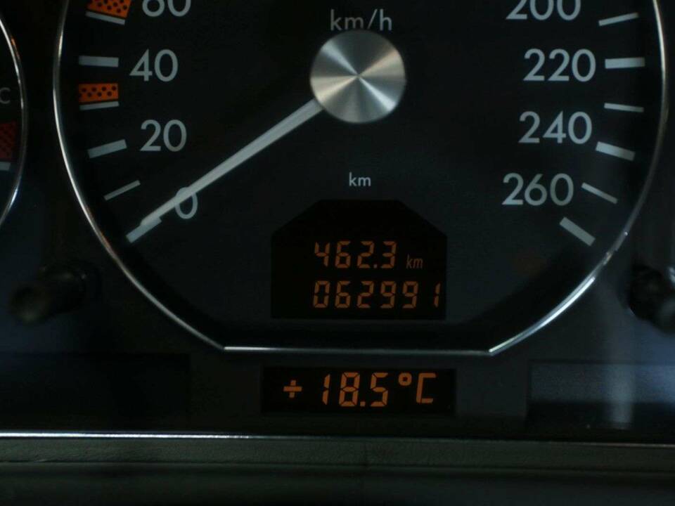 Image 18/49 of Mercedes-Benz SL 500 (2001)