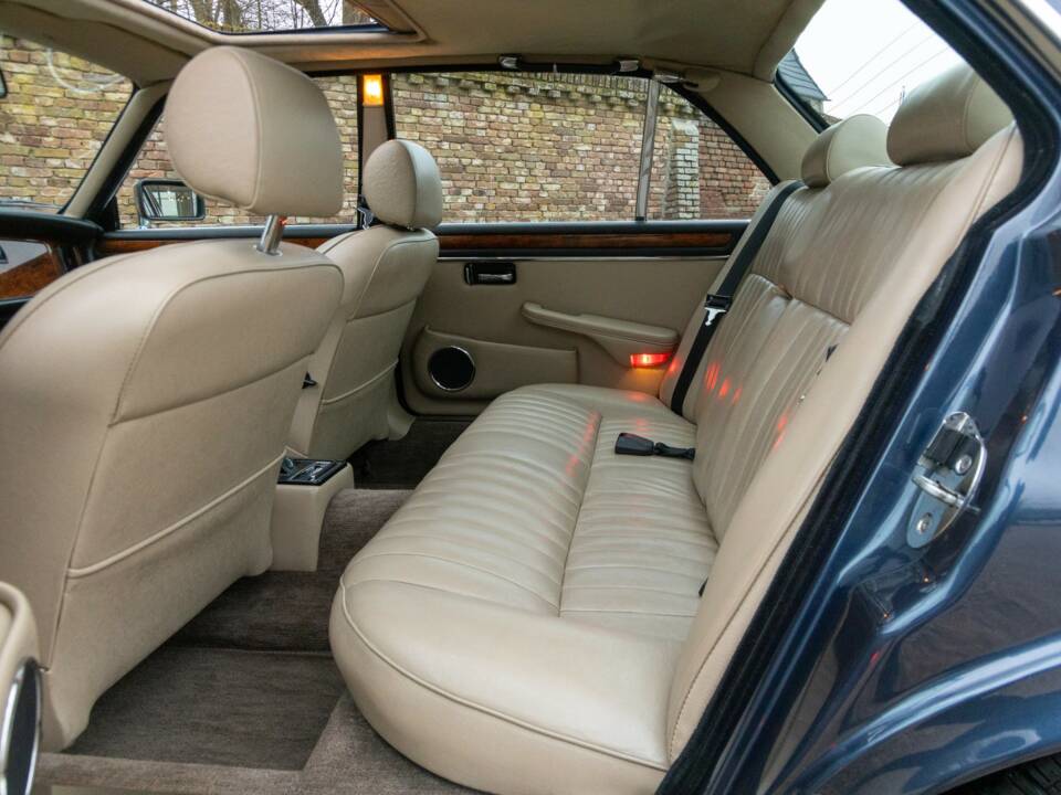 Image 25/50 of Jaguar XJ 12 (1987)