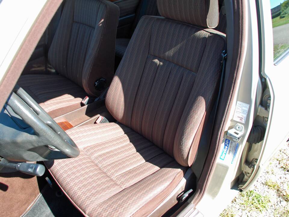 Image 13/34 of Mercedes-Benz 230 E (1992)