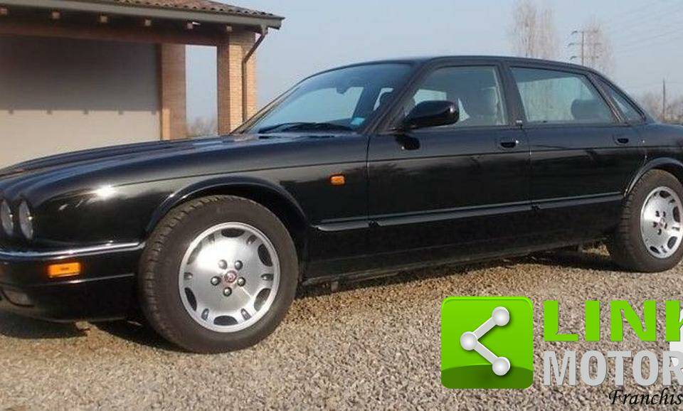Image 1/7 de Jaguar XJ6 Sport 3.2 (1995)