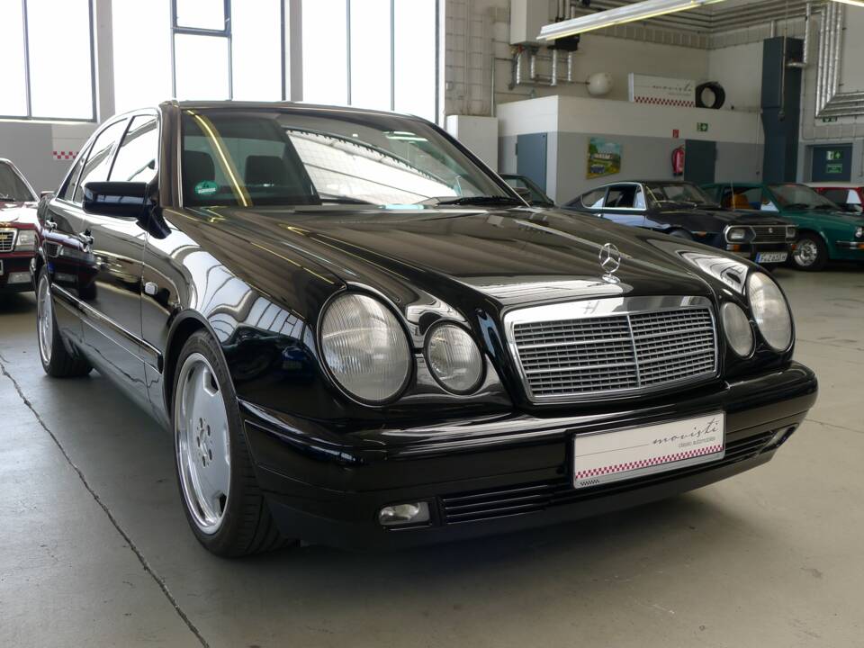 Image 32/33 of Mercedes-Benz E 230 (1995)