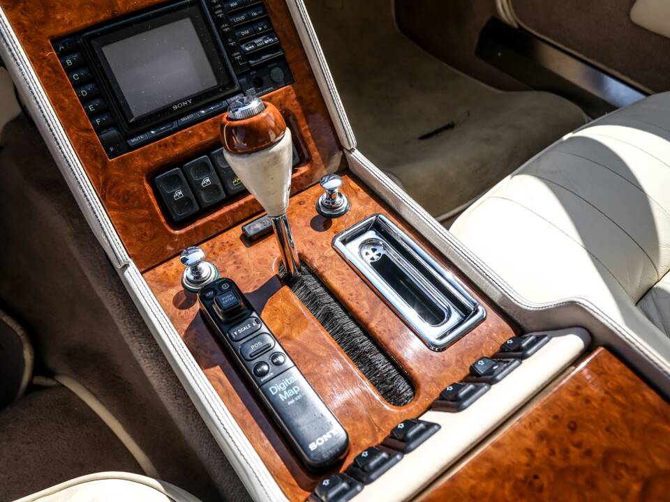 Immagine 21/28 di Aston Martin Lagonda (1987)