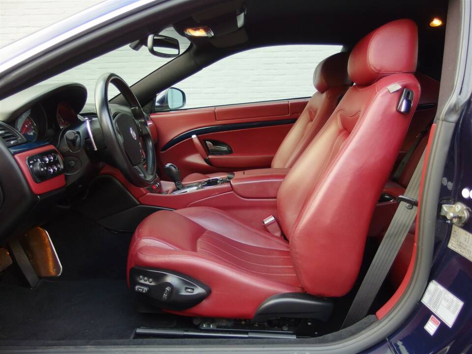 Image 42/99 of Maserati GranTurismo 4.2 (2008)