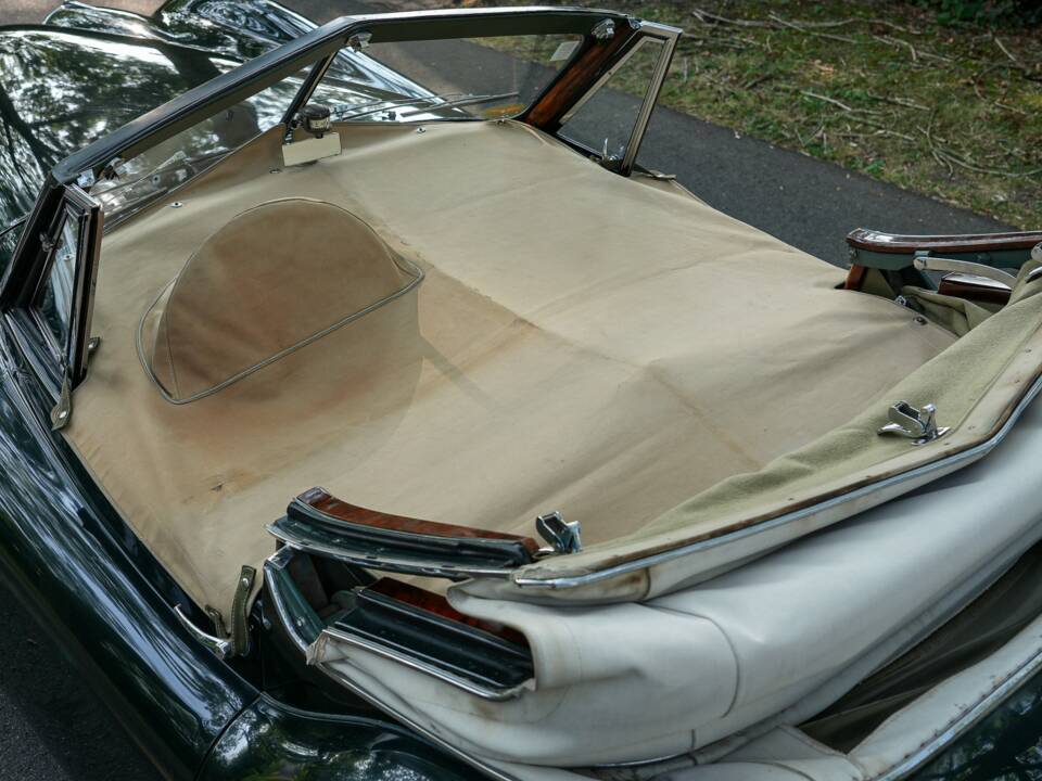 Image 28/50 of Jaguar XK 120 DHC (1953)
