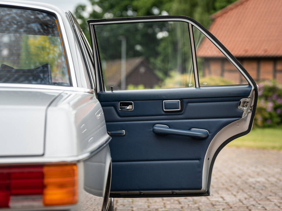 Image 35/63 of Mercedes-Benz 230&#x2F;6 (1974)