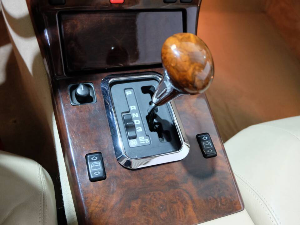 Image 12/26 of Mercedes-Benz 500 SL (1991)