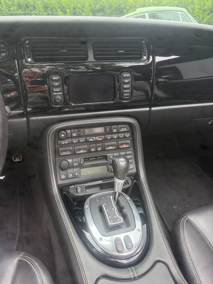 Image 18/24 of Jaguar XKR (2005)