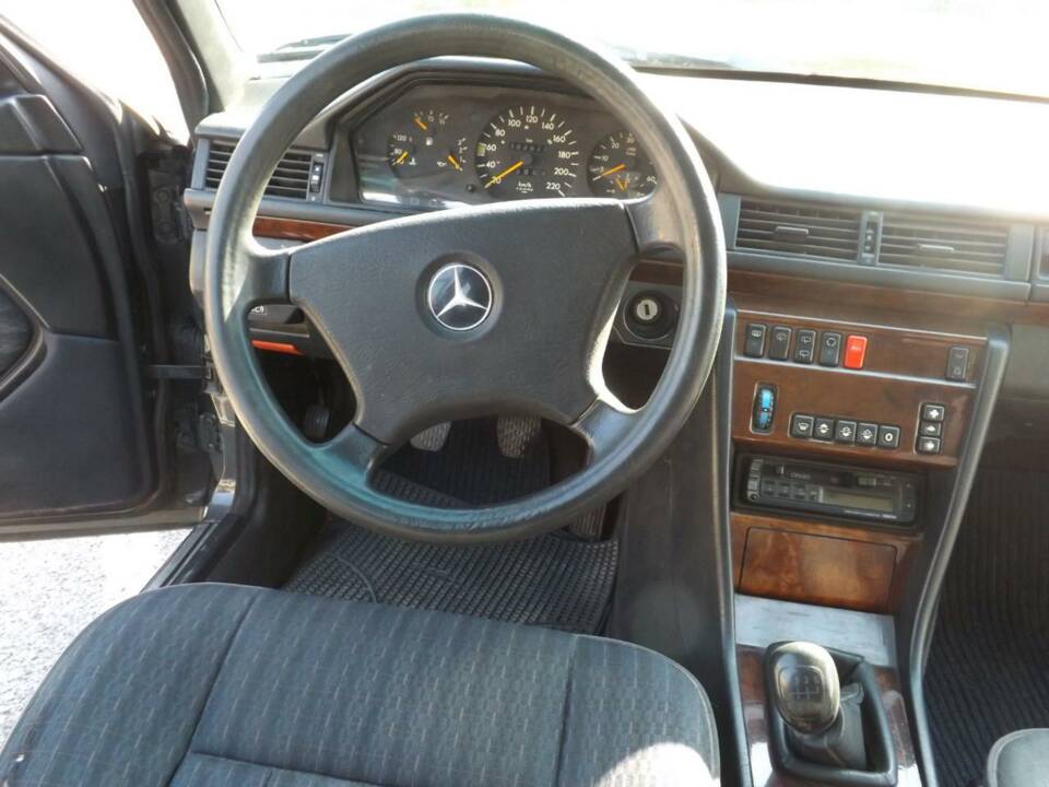 Image 15/50 of Mercedes-Benz 250 TD Turbo (1992)