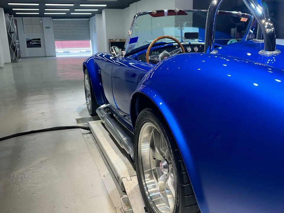 Image 4/18 of AC Cobra (2011)