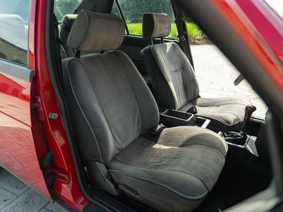 Bild 23/47 von Alfa Romeo 75 1.6 (1991)