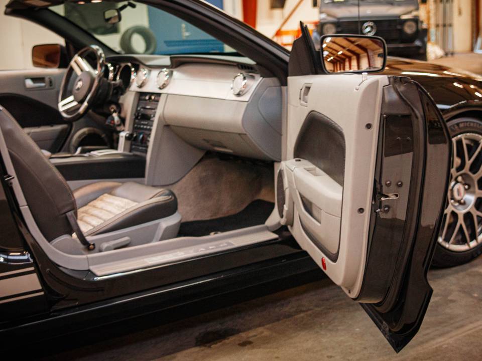 Image 43/49 of Ford Mustang GT (2006)