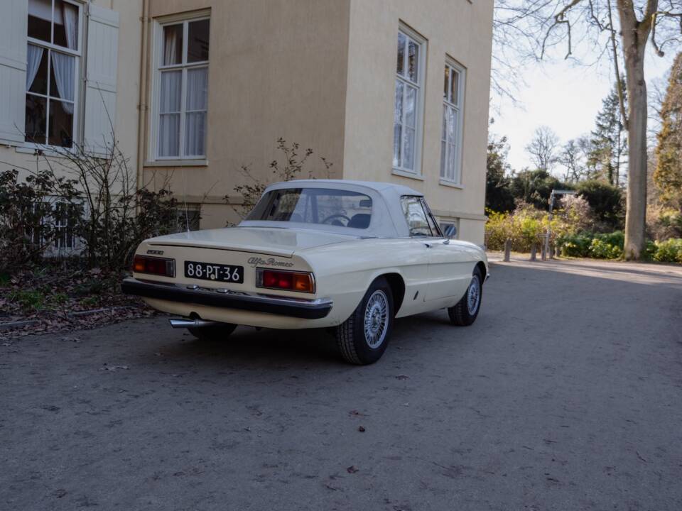 Image 5/58 of Alfa Romeo 2000 Spider Veloce (1977)