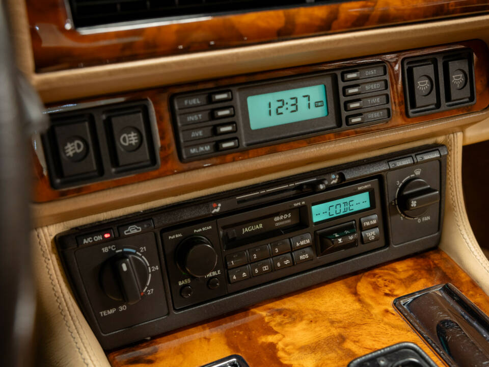 Image 35/50 of Jaguar XJS 6.0 (1994)