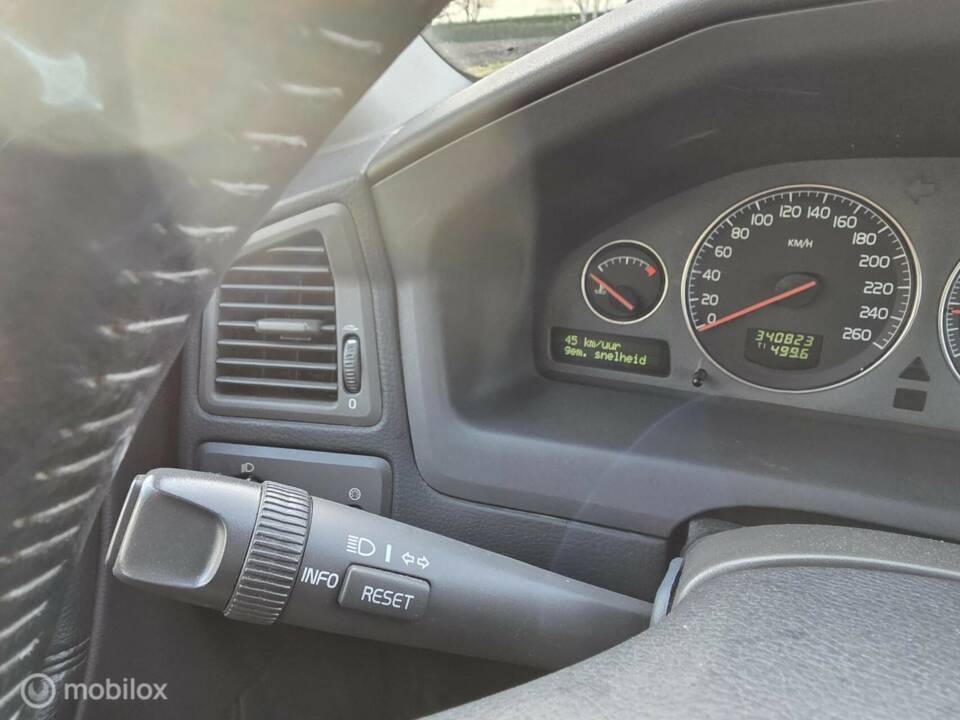 Image 18/33 de Volvo V 70 XC 2.4T (2002)