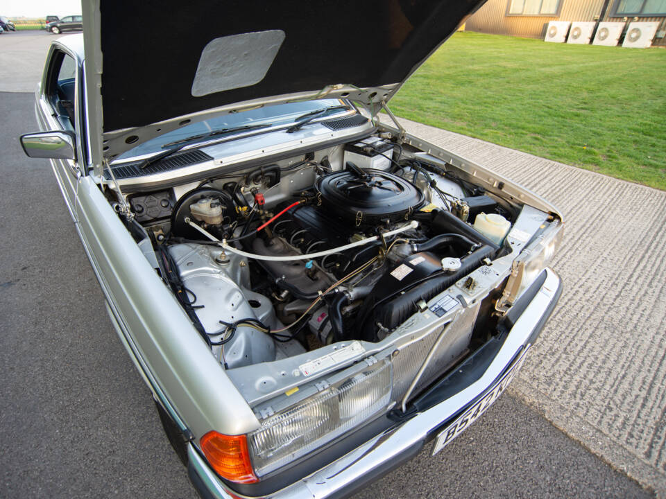 Immagine 20/28 di Mercedes-Benz 230 CE (1984)