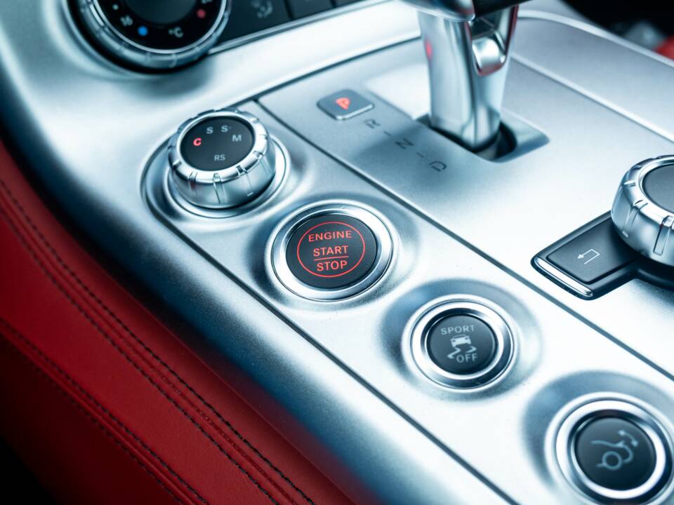 Afbeelding 24/38 van Mercedes-Benz SLS AMG (2010)