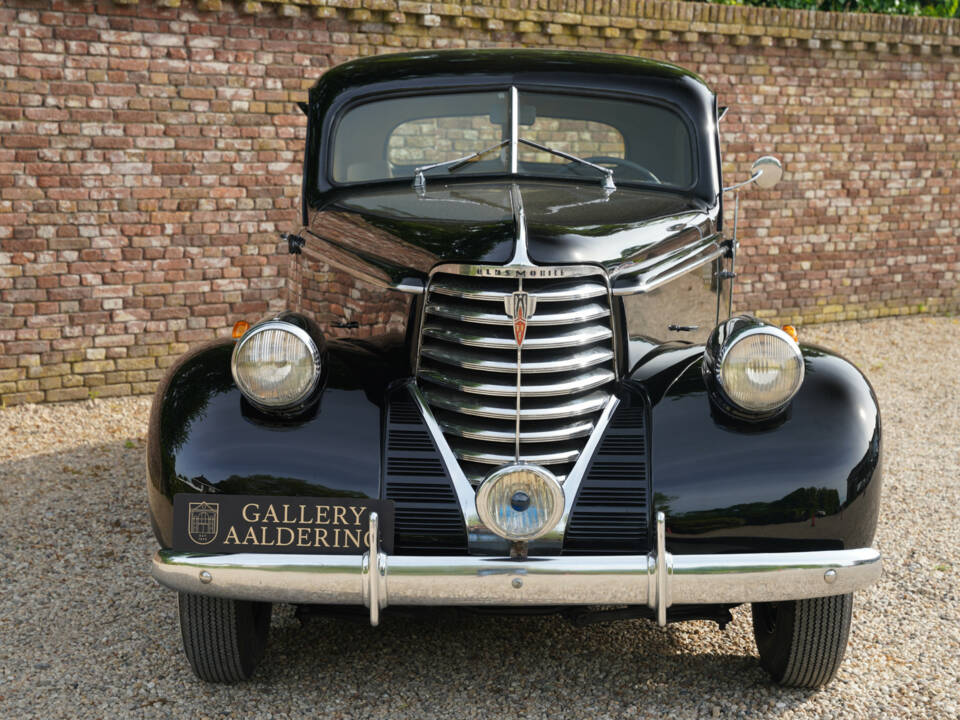Image 4/50 of Oldsmobile F-Series Business Coupe (1938)