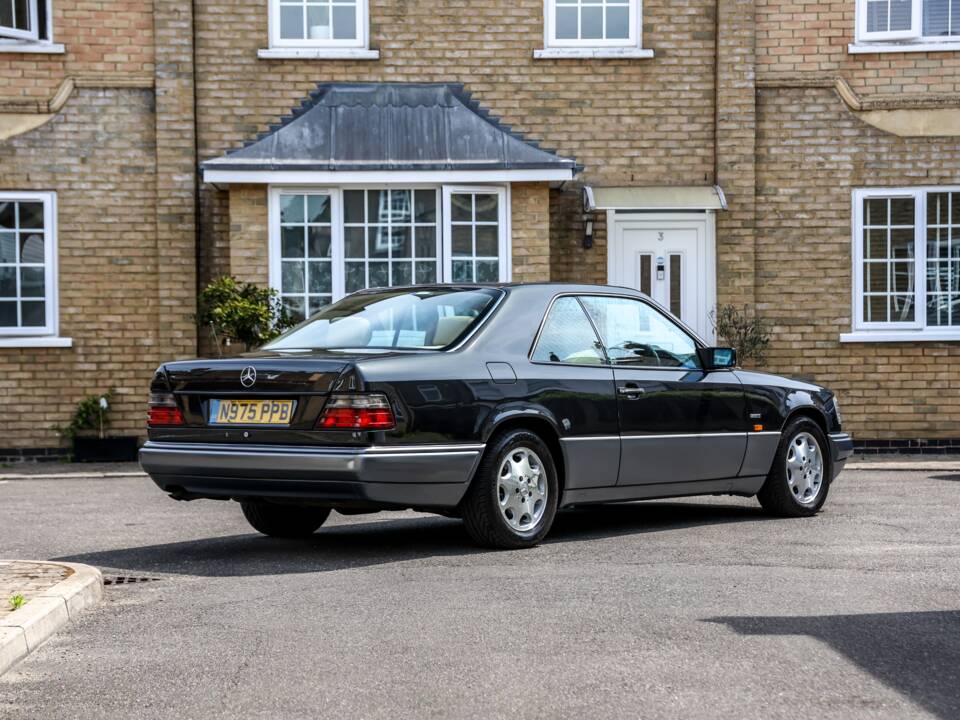 Image 18/37 of Mercedes-Benz E 320 (1995)