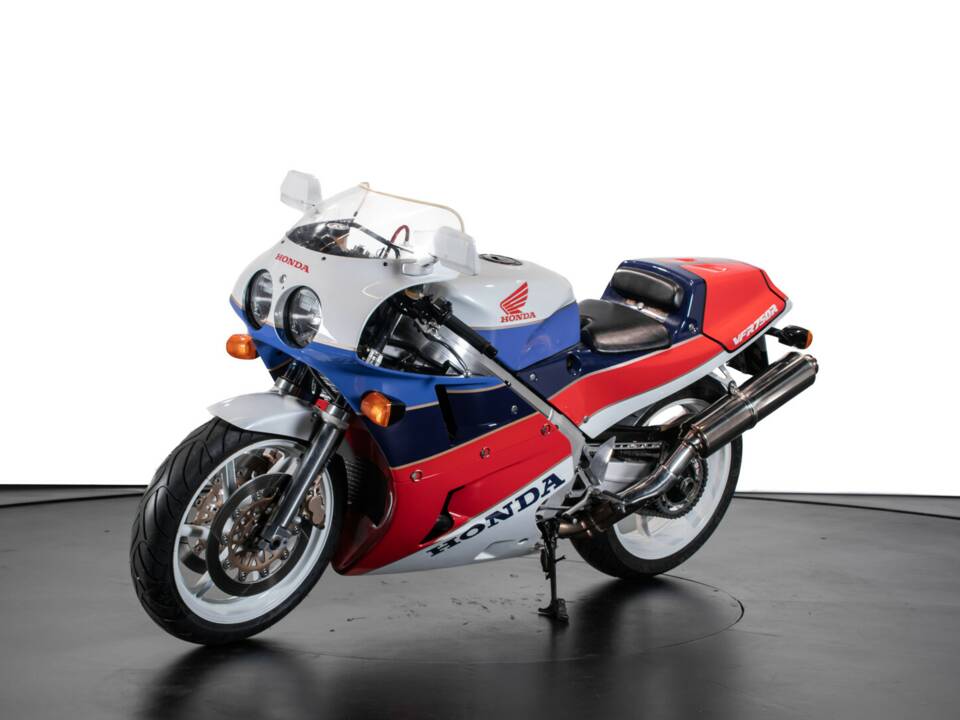 Image 6/29 of Honda VFR 750R RC 30 (1991)