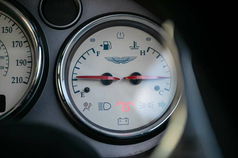 Image 15/39 of Aston Martin V12 Vanquish (2003)