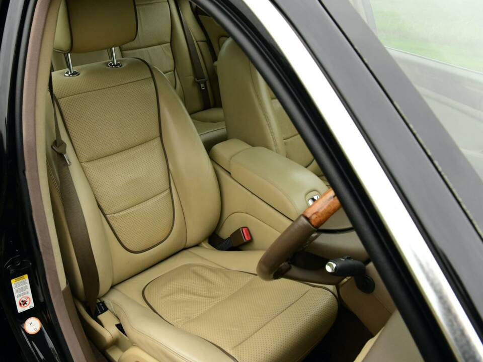 Image 40/50 of Jaguar XJ 8 4.2 (2008)