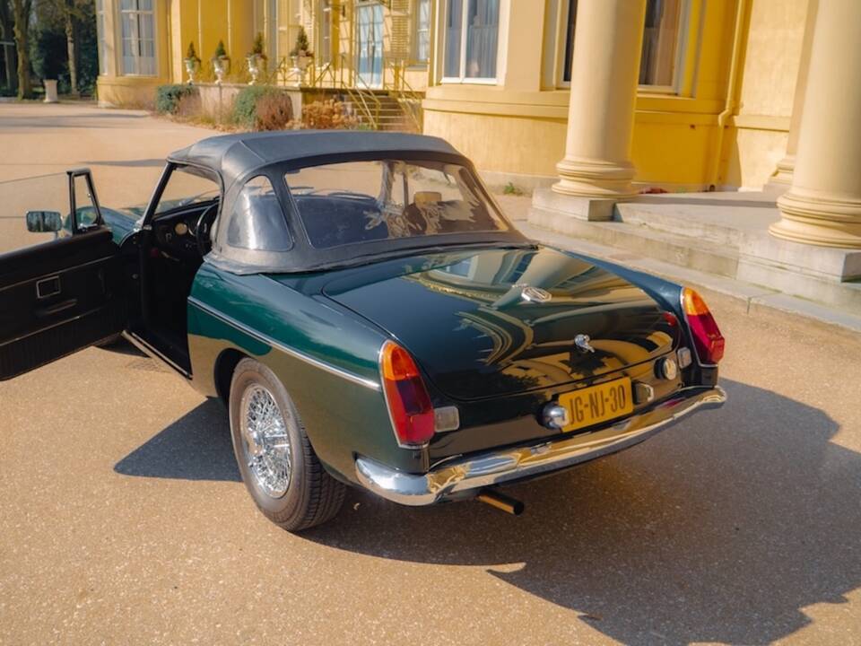 Afbeelding 43/50 van MG MGB GT (1974)