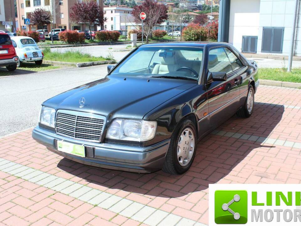 Immagine 1/10 di Mercedes-Benz E 320 (1993)