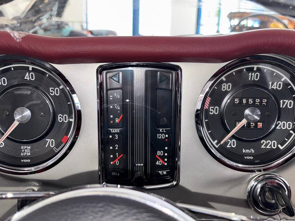 Image 17/24 of Mercedes-Benz 280 SL (1968)