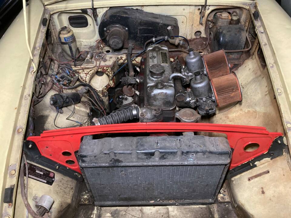 Image 26/34 of MG MGB GT (1970)