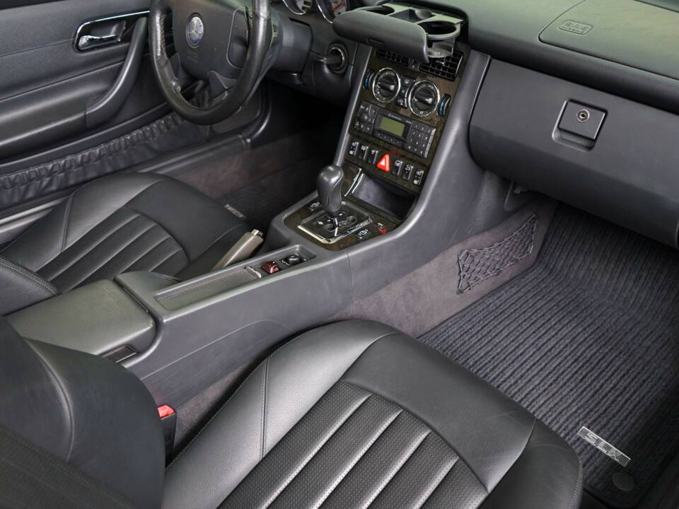 Immagine 21/50 di Mercedes-Benz SLK 32 AMG (2002)
