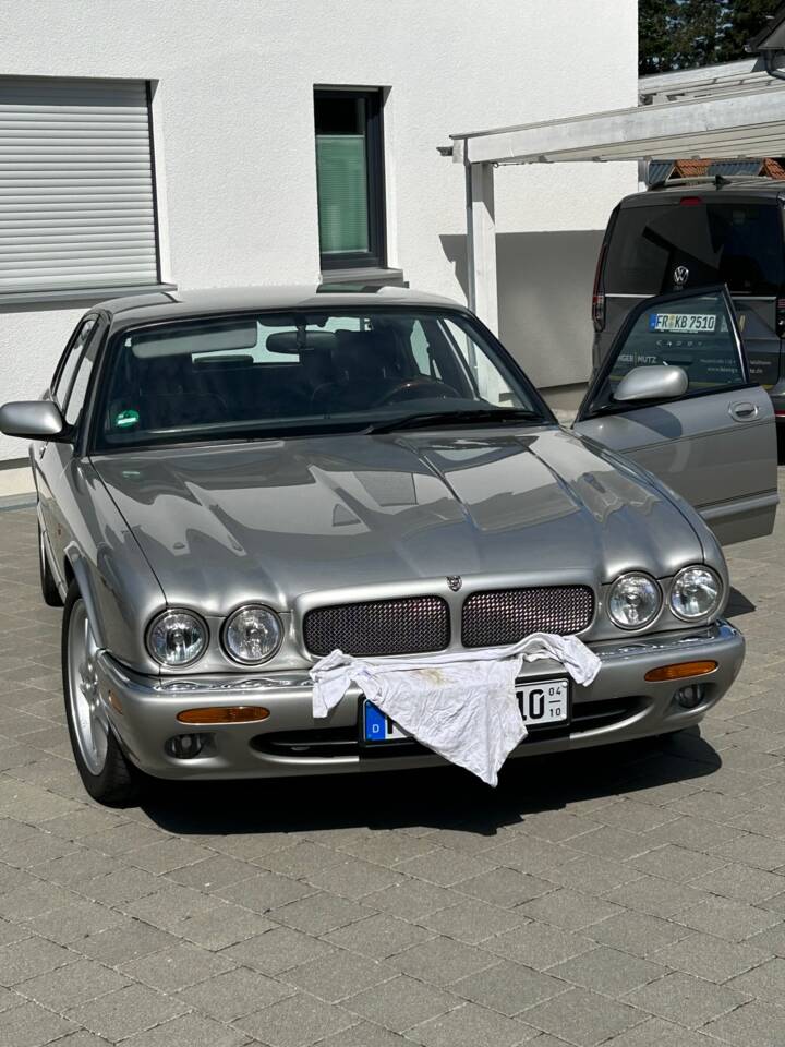 Image 1/9 of Jaguar XJR 4.0 (2000)