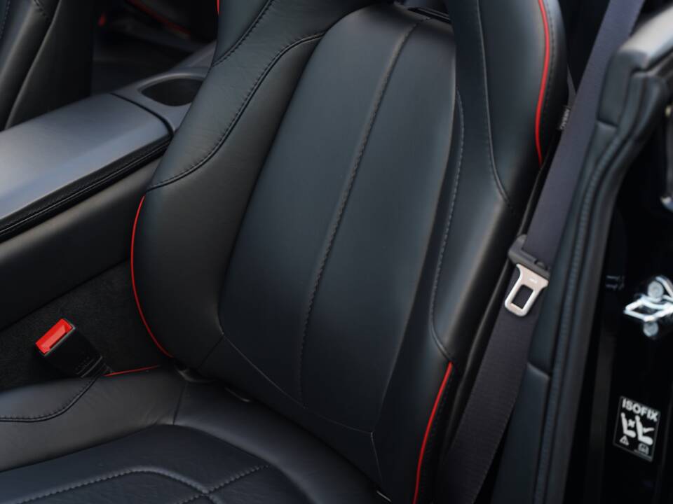 Image 18/50 of Aston Martin Vanquish S Volante (2018)