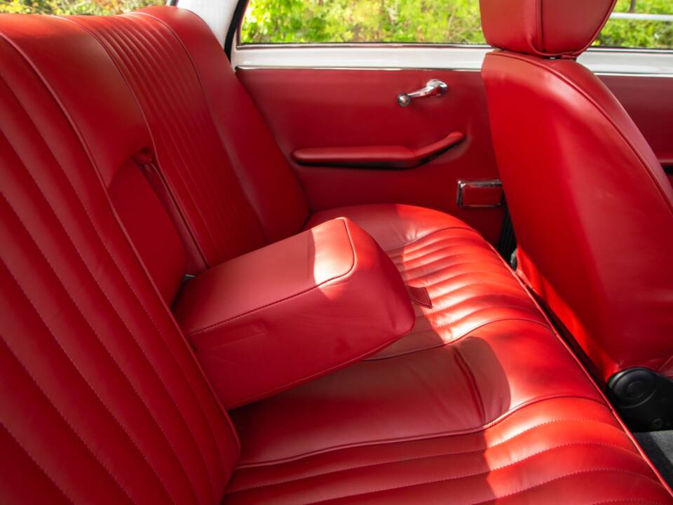 Image 22/50 de Alfa Romeo Giulia Nuova Super 1600 (1968)