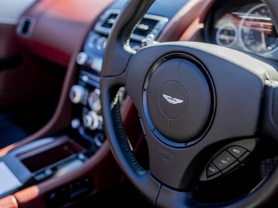Image 26/39 of Aston Martin DBS Volante (2011)