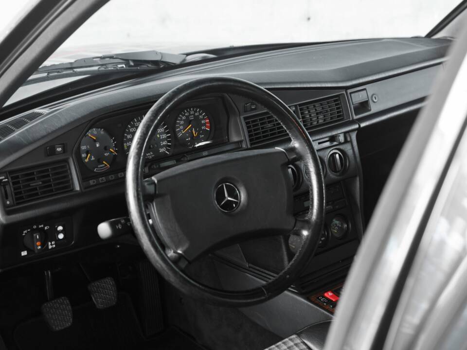 Imagen 31/50 de Mercedes-Benz 190 E 2.5-16 Evolution II (1990)