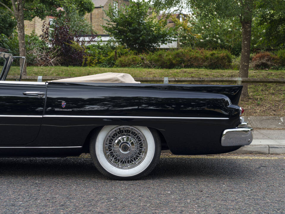 Image 13/28 of Dual-Ghia Convertible (1957)