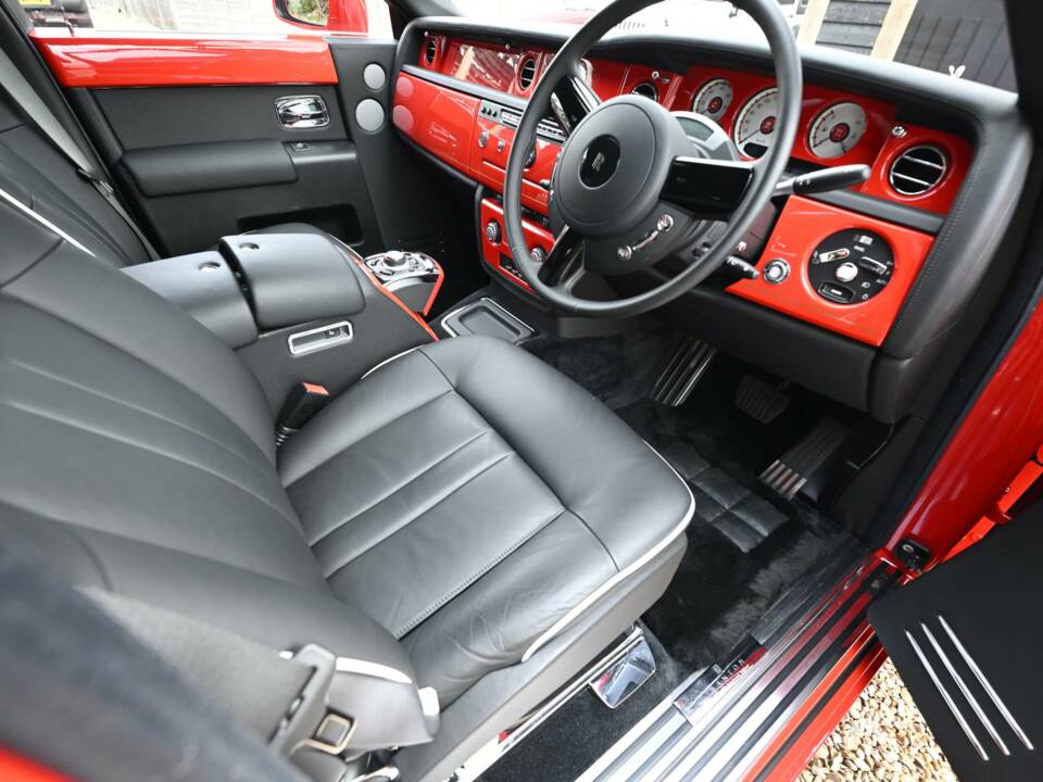 Image 33/50 of Rolls-Royce Phantom VII (2016)