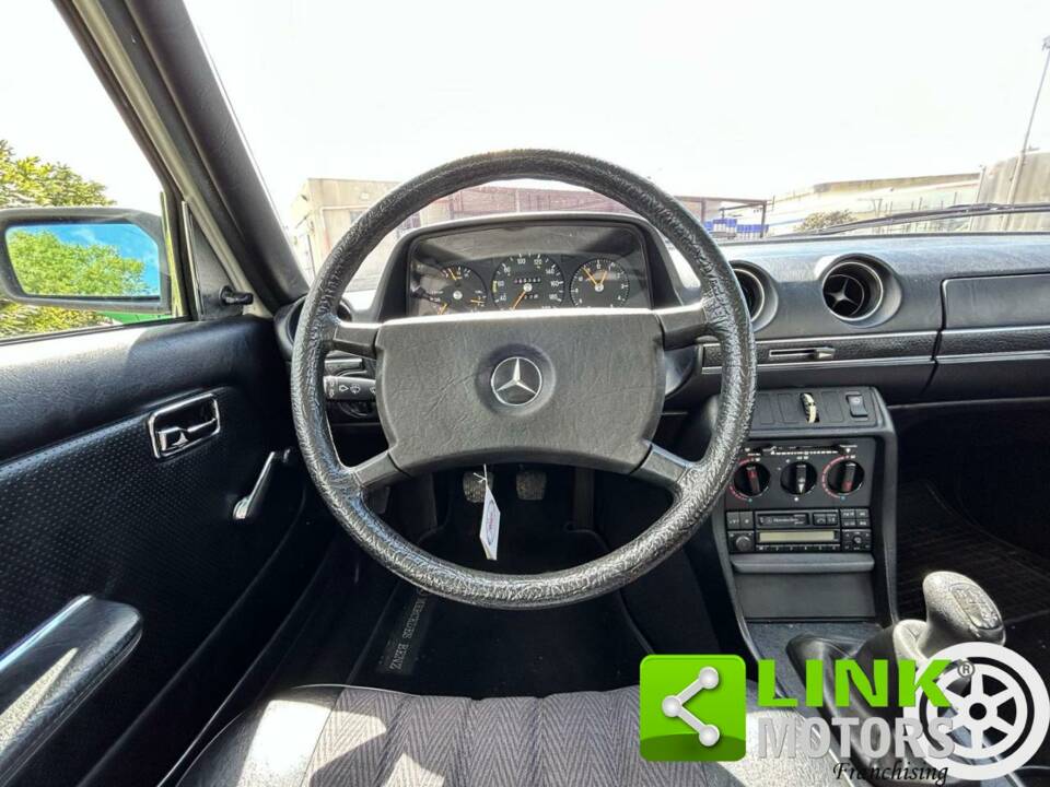 Imagen 9/10 de Mercedes-Benz 200 (1981)