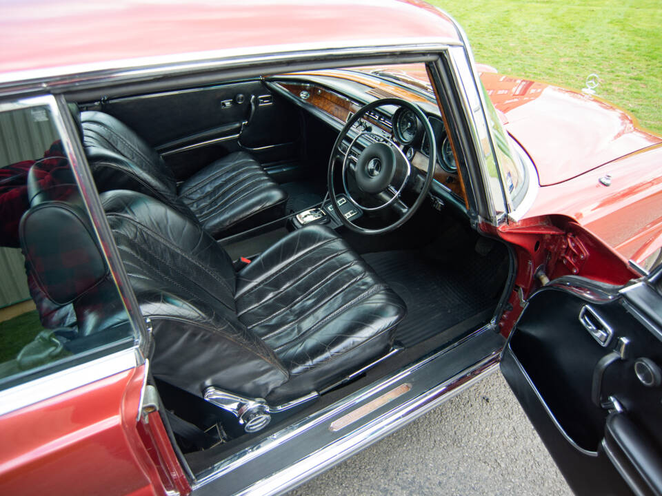 Image 9/32 of Mercedes-Benz 280 SE 3,5 (1971)